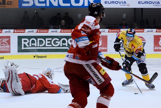 Litvínovský hokejista Frantiek Gerhát (vpravo) zkouí pehodit leícího...