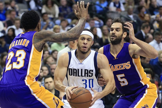 Seth Curry (uprosted) z Dallasu v souboji s Lou Williamsem (vlevo) a Josém...