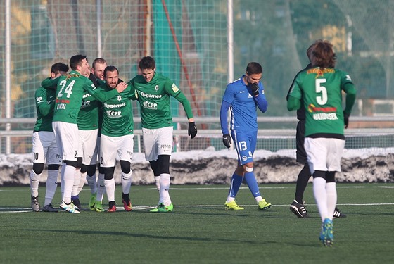 Fotbalisté Jablonce se radují z gólu