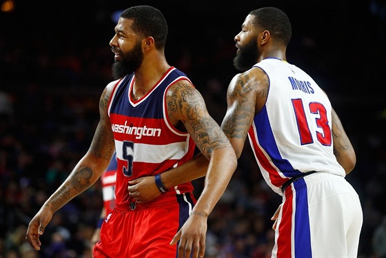 Markieff Morris (vlevo) z Washingtonu v souboji se svým dvojetem Marcusem...