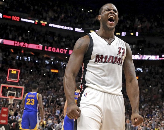 Dion Waiters z Miami se raduje z vítzné stely proti Golden State.