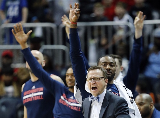 Washingtontí basketbalisté v ele s Johnem Wallem a jejich trenér Scott Brooks...