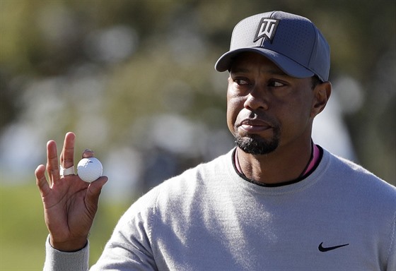 Tiger Woods zdraví diváky u hit Torrey Pines v San Diegu.