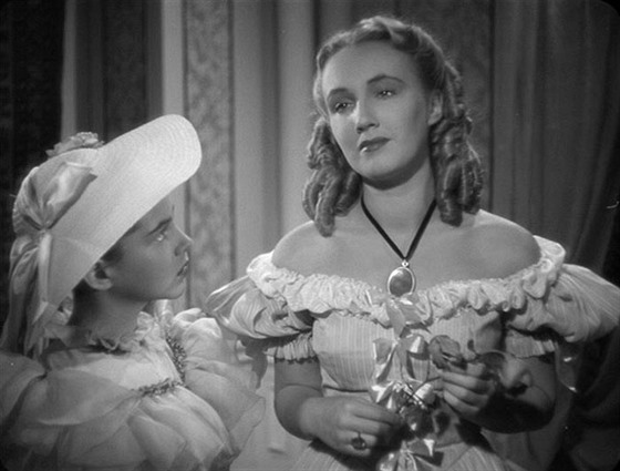 I hereka Nora Cífková (vpravo) ve filmu Babika z roku 1940