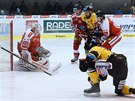 Litvínovský hokejista Kristian Reichel (ve lutém) stílí na olomouckého...