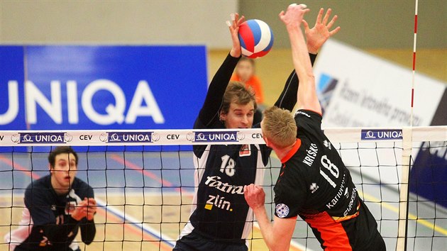 Karlovarský Michal Kriško (zády) smečuje v utkání proti Zlínu. Karlovarský Michal Kriško (zády) smečuje v utkání proti Zlínu.