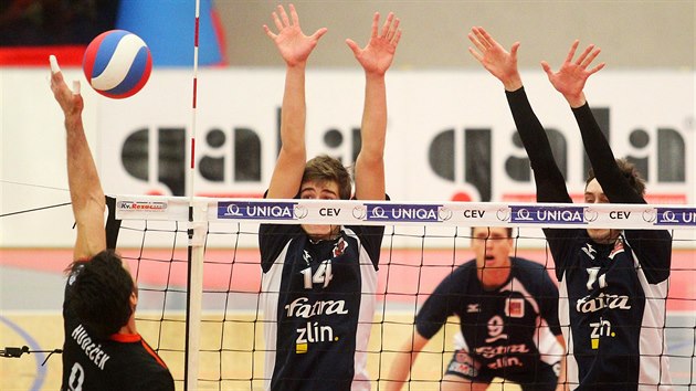 Volejbalista Karlovarska Ondřej Hudeček (zády) smečuje v utkání proti Zlínu. Volejbalista Karlovarska Ondřej Hudeček (zády) smečuje v utkání proti Zlínu.