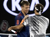 esk tenista Tom Berdych gratuluje Rogeru Federerovi, kter jej porazil ve...