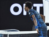 Francouzsk tenista Gel Monfils sleduje pes s dopad mku v zpase na...