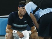 CO TI JE? Kanadsk tenista Milos Raonic se ve tvrtfinle Australian Open proti...