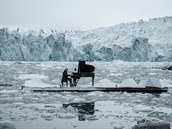 Uznávaný italský skladatel Ludovico Einaudi hrál v Arktid u pobeí Svalbard v...
