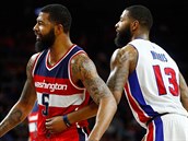 Markieff Morris (vlevo) z Washingtonu v souboji se svm dvojetem Marcusem...