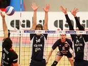 Volejbalista Karlovarska Ondřej Hudeček (zády) smečuje v utkání proti Zlínu. Volejbalista Karlovarska Ondřej Hudeček (zády) smečuje v utkání proti Zlínu.