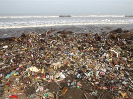 Odpadky na pobe Sukabumi v Indonsii
