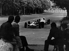 Souboj na čele závodu v roce 1967 - na čele je Vladimír Hubáček na Melkusu, za...