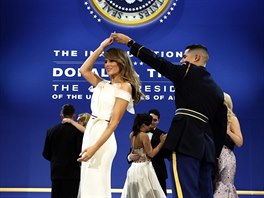 Na tetím plese Trumpová podkovala shromádným písluníkm americké armády....