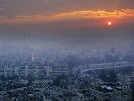 SYRSKÉ TRÁPENÍ. Slunce se probouzí nad nejvtím syrským mstem Aleppem. To je...