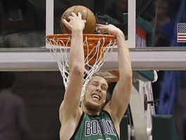 Kelly Olynyk z Bostonu smeuje proti Milwaukee.