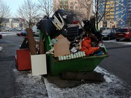 Kontejnery se brzy zaaly plnit odpadem. Ten se hromadil i v jejich okol.