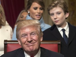 Donald Trump, v pozad jeho manelka Melania a nejmlad syn Barron...