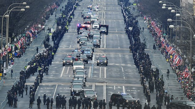 Kolona voz m ke Kapitolu ve Washingtonu, kde slo nov prezident...