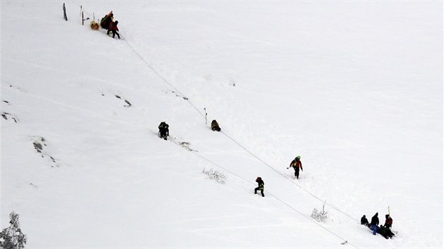 Zchrani na mst nehody italskho vrtulnku, kter se ztil v lyaskm resortu Campo Felice. (24.1.2017)