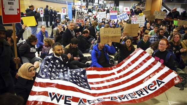 Amerian protestovali proti rozhodnut americkho prezidenta Donalda Trumpa nevpustit do zem lidi z nkterch muslimskch stt. (28.1.2017)