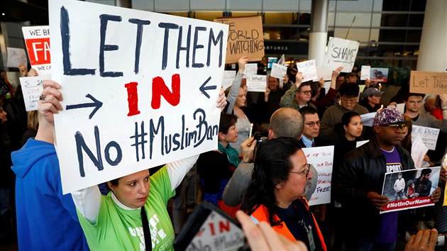 Amerian protestovali proti rozhodnut americkho prezidenta Donalda Trumpa nevpustit do zem lidi z nkterch muslimskch stt. (28.1.2017)