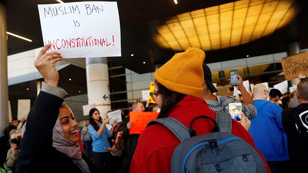 Amerian protestovali proti rozhodnut americkho prezidenta Donalda Trumpa nevpustit do zem lidi z nkterch muslimskch stt. (28.1.2017)