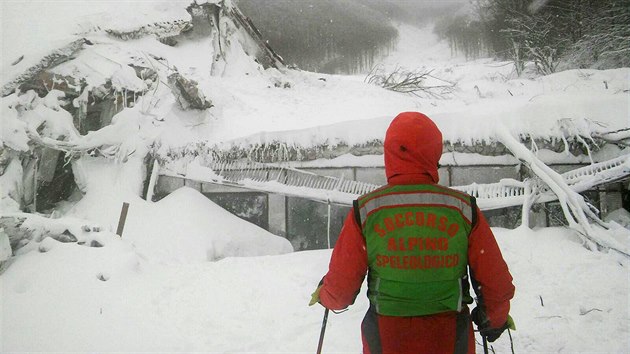 Hotel zavalen lavinou u italsk vesnice Farindola (19. ledna 2017)