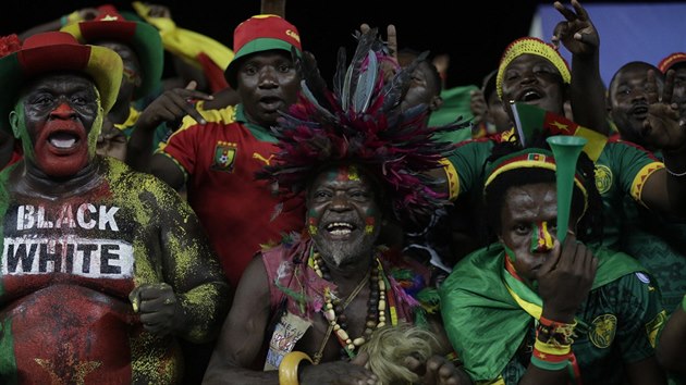 Fanouci Kamerunu povzbuzuj svj tm na Africkm pohru.