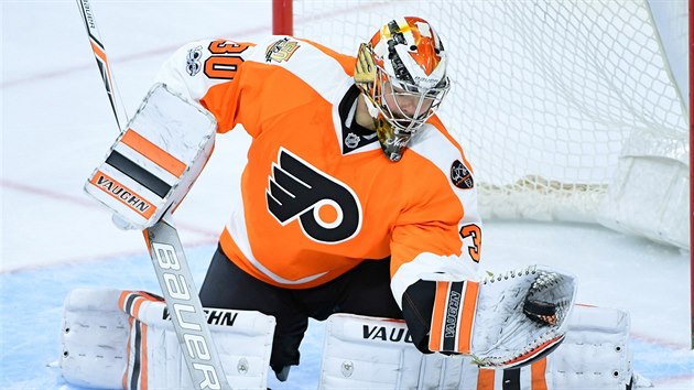 Brank Michal Neuvirth z Philadelphie.