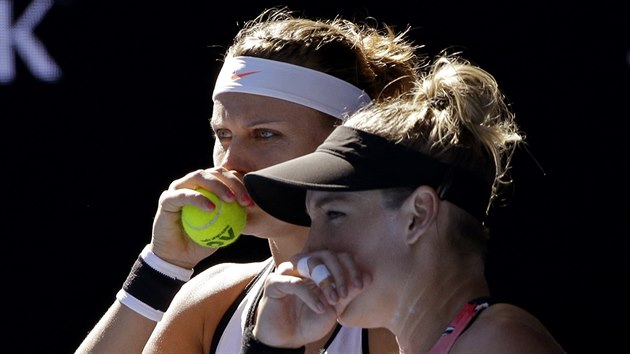 Lucie afov (vlevo) a Bethanie Mattekov-Sandsov ve finle tyhry Australian Open.