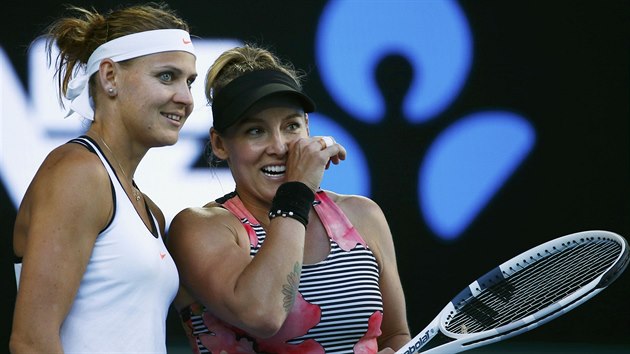 CHICHOTN. Lucie afov (vlevo) a Bethanie Mattekov-Sandsov ve finle Australian Open.