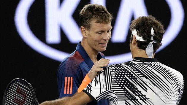 esk tenista Tom Berdych gratuluje Rogeru Federerovi, kter jej porazil ve 3. kole Australian Open.
