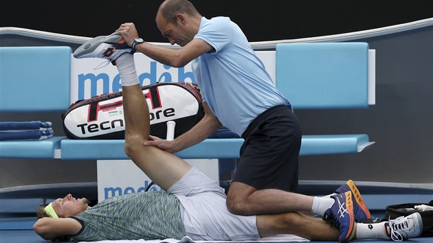 Uzbeck tenista Denis Istomin, senzan pemoitel Novaka Djokovie, skonil v osmifinle i kvli zrann.