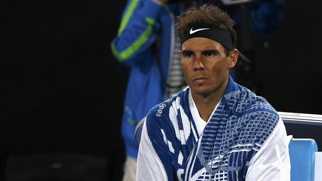 panlsk tenista Rafael Nadal ek pi oetovn soupee Raonice na lavice.