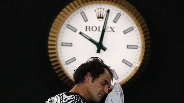 Tenista Roger Federer ve vcarskm semifinle Australian Open bojuje s Wawrinkou.
