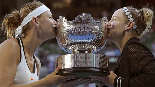 VTZN POLIBKY. Tenistky Lucie afov a Bethanie Mattekov-Sandsov vyhrly tyhru na Australian Open.