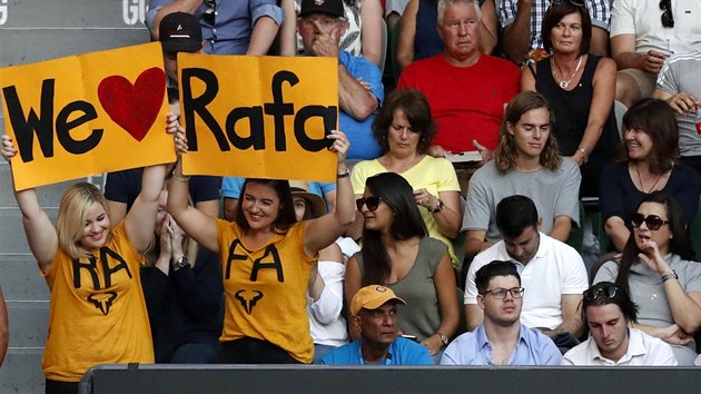 Fanynky v semifinle vyjaduj podporu panlskmu tenistovi Rafaelu Nadalovi.