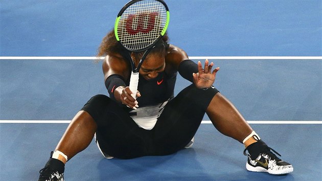 Americk tenistka Serena Wiliamsov se krtce po mebolu ve finle Australian Open posadila na kurt.