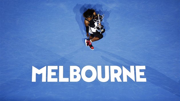 Americk tenistka Serena Williamsov ovldla Australian Open a pzuje s trofej a botami s slem 23, symbolizujcm poet jejch grandslamovch vtzstv.