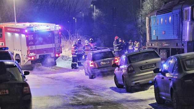 Na elezninm pejezdu ve Vejprnicch na Plzesku se stetlo osobn auto s vlakem. Nehodu nepeili ti lid (20. 1. 2017)