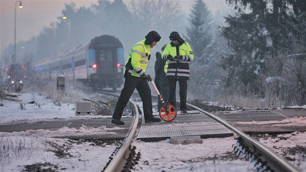 Na elezninm pejezdu ve Vejprnicch na Plzesku se stetlo osobn auto s vlakem. Nehodu nepeili ti lid (20. 1. 2017)