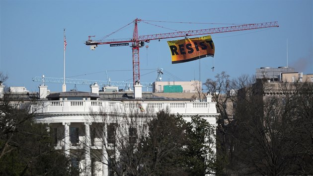 Aktivist z Greenpeace protestovali proti Trumpovi (25.1.2017)