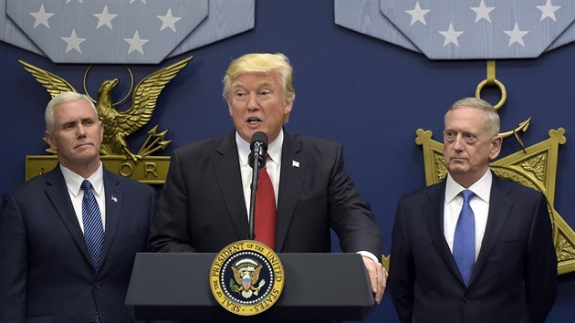 Prezident USA Donald Trump hovo v Pentagonu. Vlevo viceprezident Mike Pence, vpravo ministr obrany James Mattis (27.1.2017)