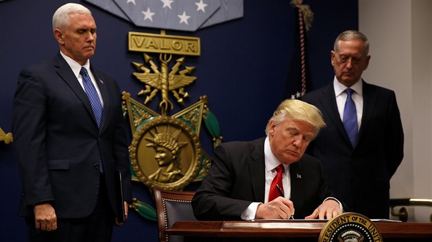Prezident USA Donald Trump podepisuje v Pentagonu jeden z exekutivnch pkaz. Vlevo viceprezident Mike Pence, vpravo ministr obrany James Mattis (27.1.2017)