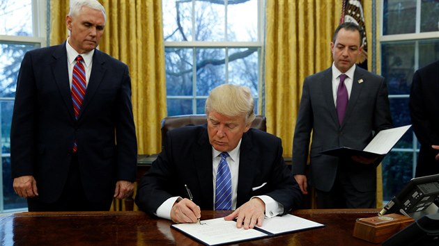 Americký prezident Donald Trump v pondlí podepsal exekutivní píkaz o...