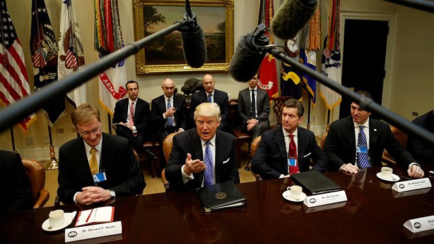 Americk prezident Donald Trump v pondl podepsal exekutivn pkaz o formlnm odchodu Spojench stt z Transpacifickho partnerstv (23. ledna 2017)