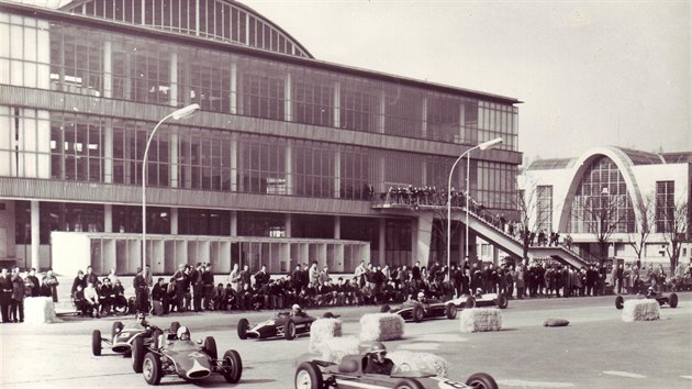 Na fotce z roku 1965 projíždí vracečkou u pavilonu C na prvním místě s číslem 8 Alois Gbelec.